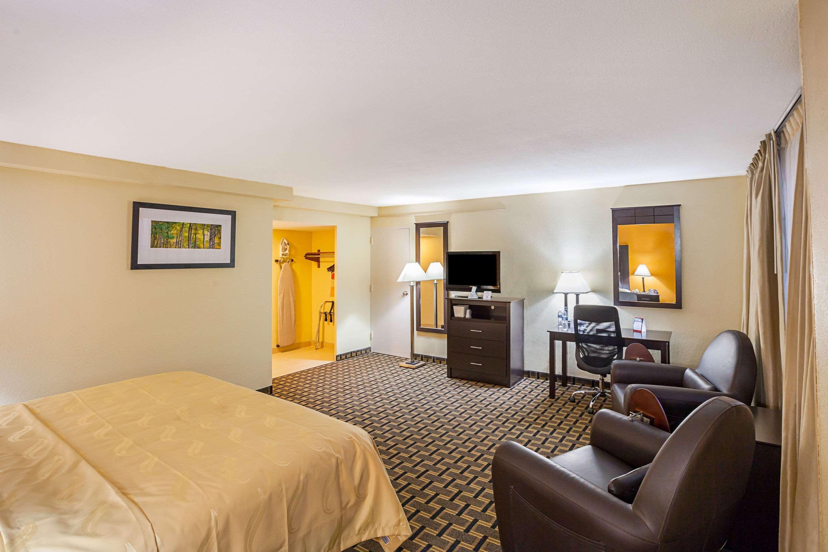 Quality Inn & Suites Cincinnati Exterior foto